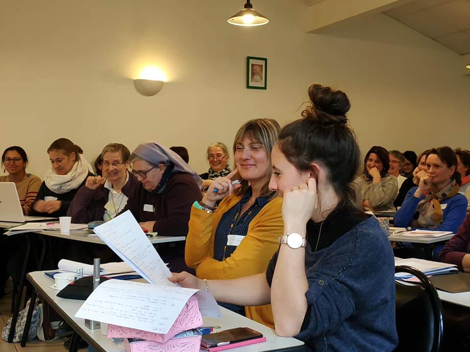 Femmes et religieuses réunies dans une mission partagée