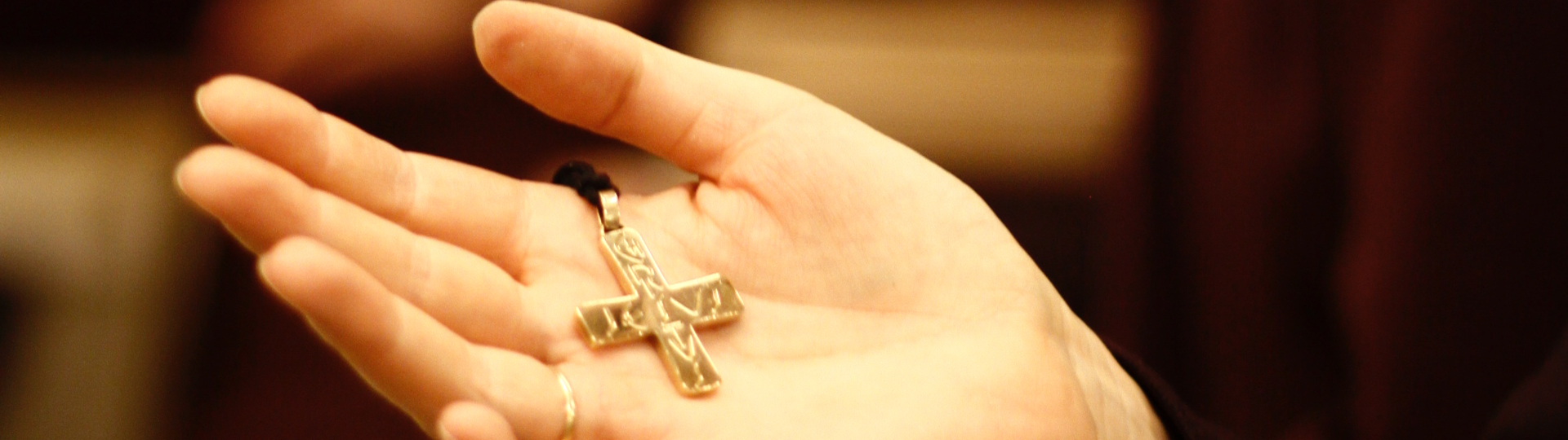 Une main tenant une croix