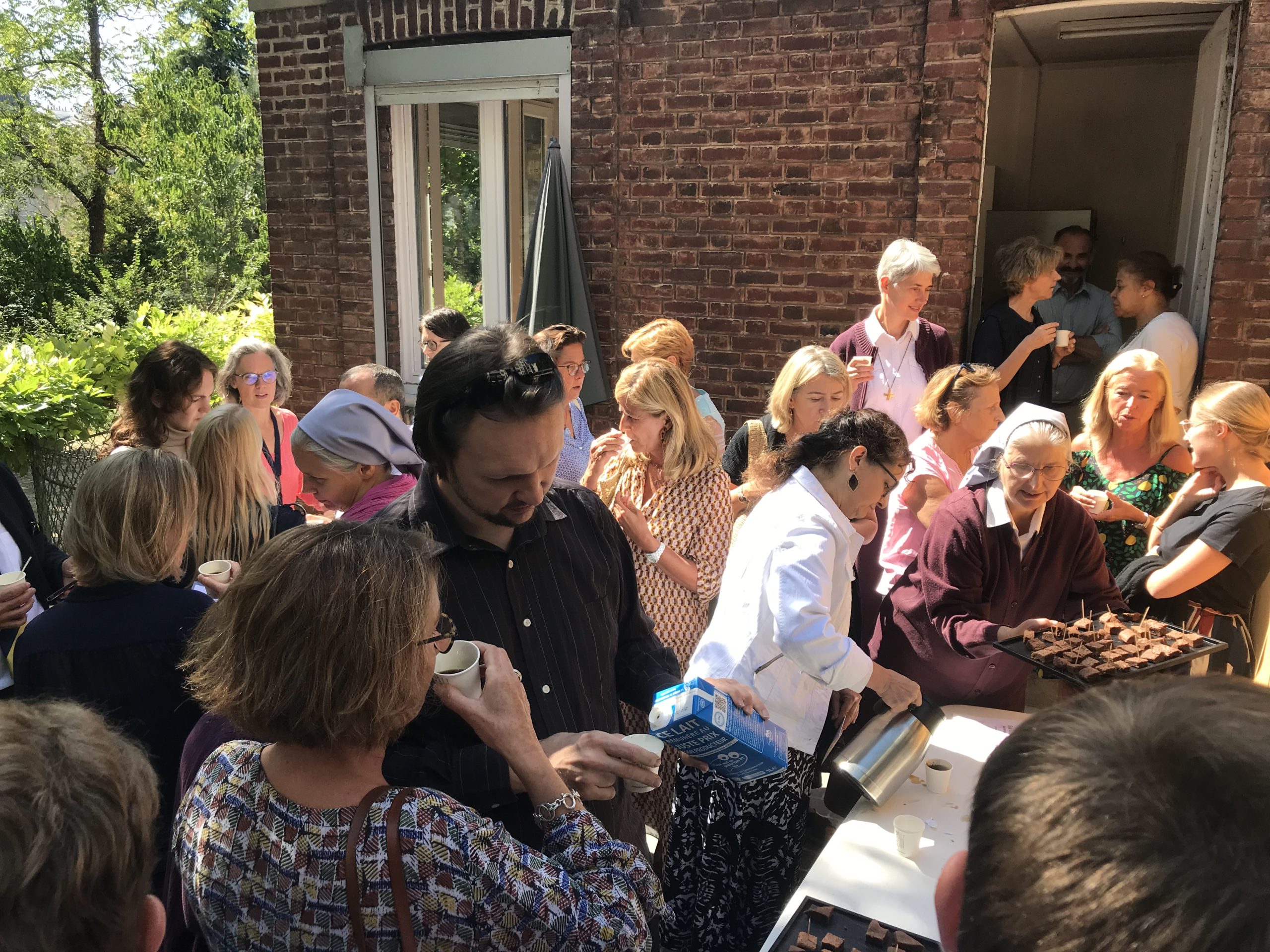 Laïcs et religieuses engagés ensemble dans une mission