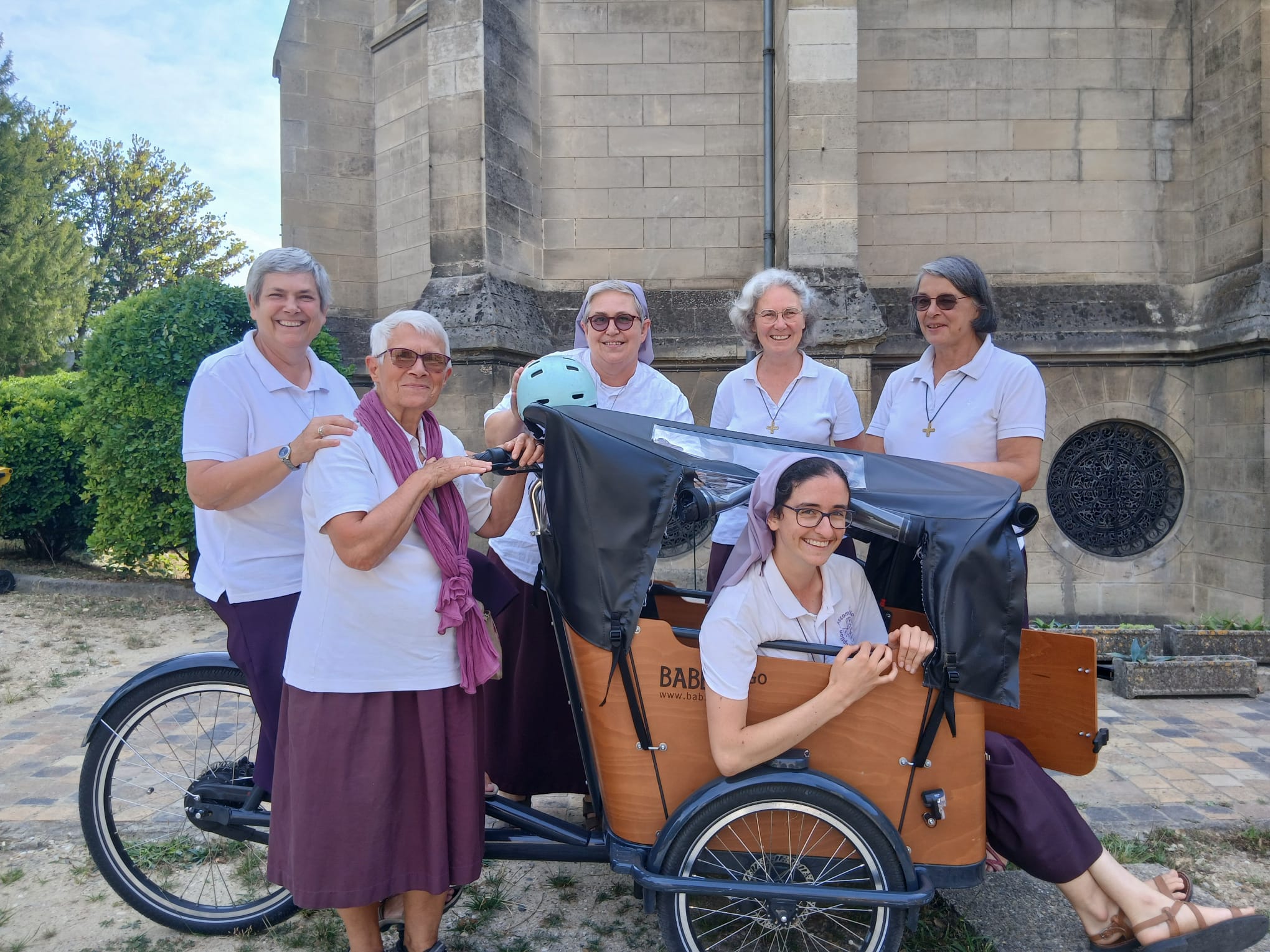 Une sœur de l’Assomption jouant de la guitare
