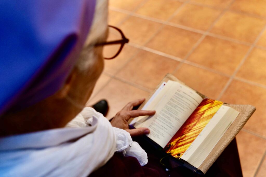Prière bible lecture vocation parcours devenir soeur