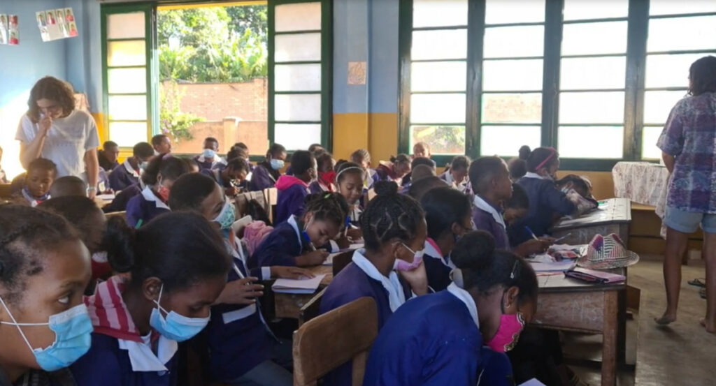 Volontariatinternational_AMA_soeurs_enfants