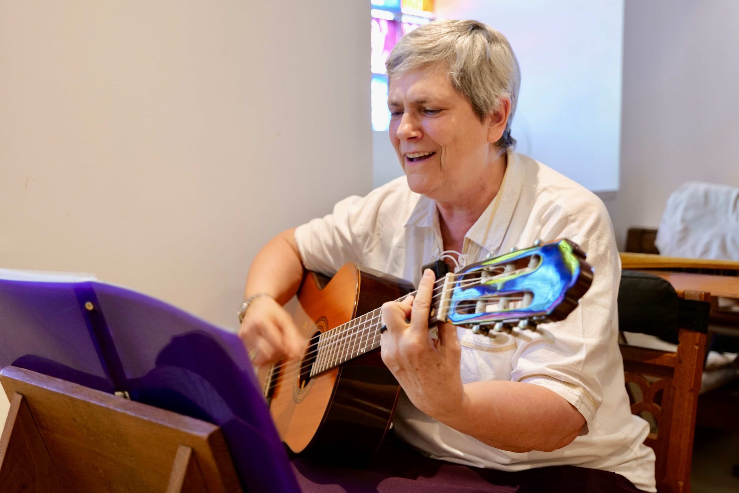 Une sœur de l’Assomption jouant de la guitare