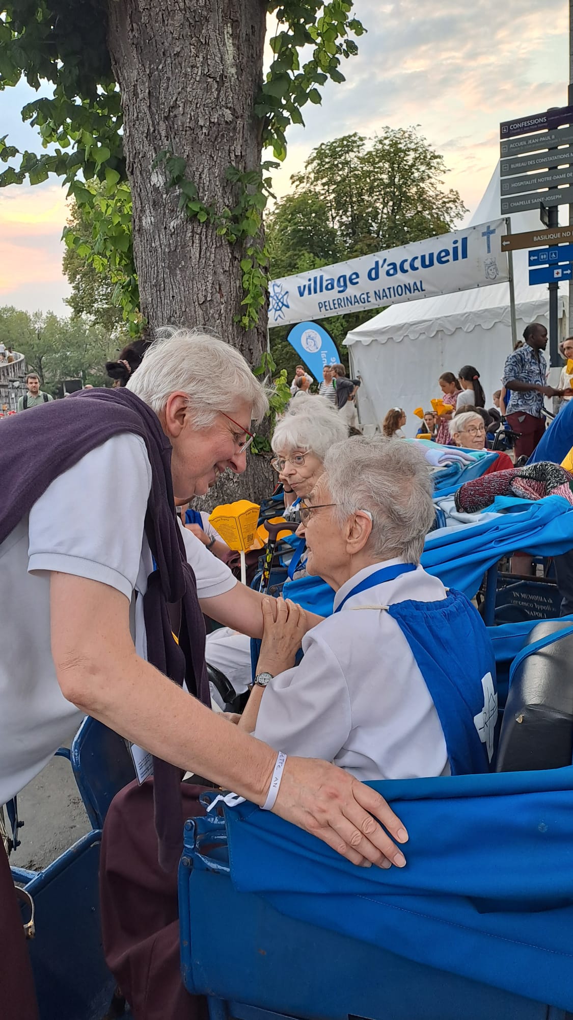 Les sœurs au service pendant le Pèlerinage National